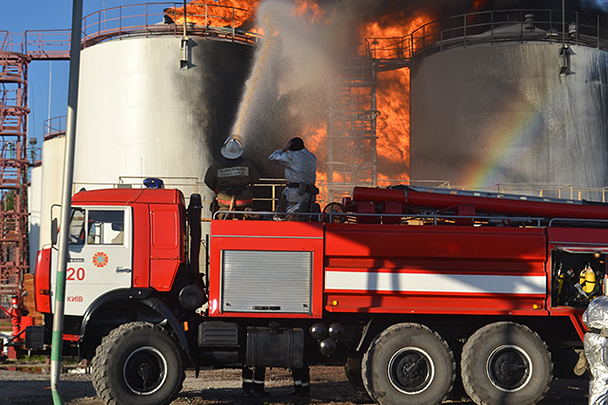 В зоне пожара на нефтебазе под Киевом оказались еще одна база и газовые сети