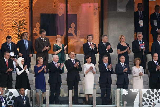 Почетные места рядом с четой Алиевых на мероприятии заняли президент России Владимир Путин, князь Монако Альбер II, а также президент Турции Реджеп Тайип Эрдоган с супругой Эмине