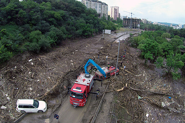 Многочасовой ливень в Тбилиси затопил ряд подземных переходов и площадей, повредил участки нескольких автодорог, линии электропередач и объекты инфраструктуры