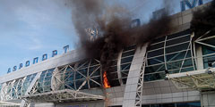Утром в пятницу произошел пожар в аэропорту Толмачево в Новосибирске. Загорелся утеплитель фасада здания терминала А между вторым и третьим входом. Из терминала были эвакуированы около 500 человек. Пожарным удалось потушить огонь через полчаса