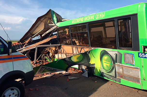 В момент аварии в автобусе находились 22 работника птицефабрики, 16 из них погибли