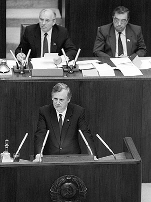Николай Рыжков (на первом плане), Михаил Горбачев и Евгений Примаков (слева направо на втором плане) на первом совместном заседании палат Совета Союза и Совета Национальностей, 1989 год