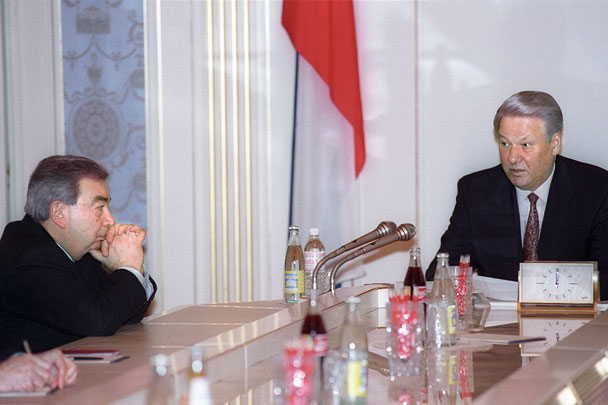 Президент РФ Борис Ельцин и глава МИД России Евгений Примаков во время заседания коллегии ведомства, 1996 год