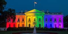 Белый дом подсветили цветами радужного флага, который считается символом ЛГБТ-сообщества, в честь решения Верховного суда США, узаконившего однополые браки. Барак Обама счел решение «победой для Америки», а Хиллари Клинтон заявила: «Горжусь»
