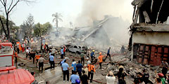В пригороде индонезийского города Медан потерпел крушение военно-транспортный самолет Hercules C-130. Он упал на отель, задев при этом жилые дома. В результате инцидента погибли порядка 38 человек, число жертв может возрасти