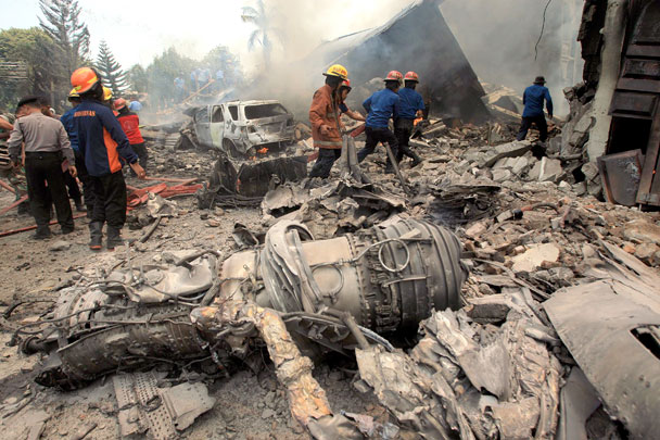 Самолет упал на отель и жилые кварталы, в результате погибли по меньшей мере 38 человек