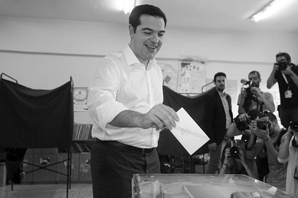 Премьер-министр Алексис Ципрас голосовал на участке в центре Афин. В своем бюллетене он указал, что отвергает предложения еврокредиторов. Накануне Ципрас призвал население страны поддержать его позицию