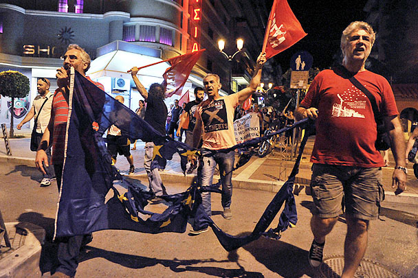 Не обошлось и без инцидентов. Так, группа активистов устроила символическую акцию - они сожгли флаг Евросоюза, после чего пронесли его остатки по центральным улицам Афин