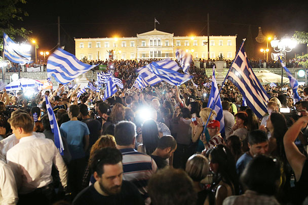 Тысячи митингующих собрались у здания парламента Греции, чтобы выразить солидарность с правительством страны и отметить свою победу