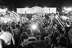 Тысячи митингующих собрались у здания парламента Греции, чтобы выразить солидарность с правительством страны и отметить свою победу&#160;(фото: KAY NIETFELD/EPA/ТАСС)