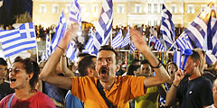 В Греции сторонники отказа от соглашения с европейскими кредиторами бурно отметили победу национальной политики над требованиями европейских кредиторов. На прошедшем в воскресенье референдуме 61,31 процента греков сказали «нет» политике жесткой экономии, оставив оппонентов в меньшинстве. В стране продолжаются массовые гуляния и демонстрации, которые не обошлись и без уличных беспорядков