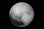 Космический зонд New Horizons 8 июля передал наиболее качественную на настоящий момент фотографию Плутона. В правой нижней части снимка хорошо видно светлое пятно в форме сердца 
&#160;(фото: NASA-JHUAPL-SWRI)