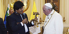 Папа римский Франциск, совершающий турне по Латинской Америке, получил необычный подарок от президента Боливии Эво Моралеса. Он вручил понтифику деревянное распятие в виде серпа и молота. Фото подарка, символизирующего коммунистические идеи, а значит олицетворяющего собой атеизм, вызвало бурную реакцию в интернете. Власти Боливии утверждают, что подарок не несет политического подтекста