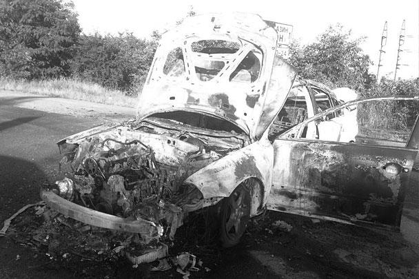 Выстрелами из гранатометов и пулеметов боевики уничтожили три автомобиля милиционеров