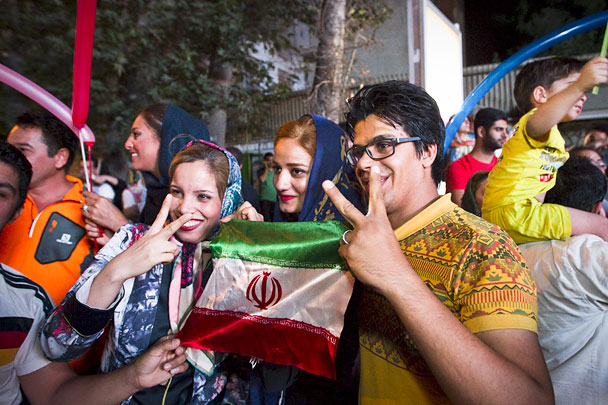 Жители Тегерана, надеющиеся на улучшение жизни после снятия международных санкций, благодарят президента ИРИ Хасана Роухани (считающегося умеренным и более договороспособным политиком в сравнении с его предшественником Махмудом Ахмадинежадом) и непосредственного участника исторического соглашения – главу МИД Ирана Мохаммада Джавада Зарифа.<br>
«Я по-настоящему счастлива от того грандиозного соглашения, которое нам принес доктор Зариф». «Чувствую себя несколько легче в результате всей этой проделанной тяжелой работы. Спасибо доктору Роухани и доктору Зарифу», – говорили участники стихийных народных гуляний корреспондентам российского «Первого канала»
