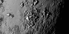 Зонд New Horizons прислал на Землю первые фотографии поверхности Плутона и его спутника Харона в высоком разрешении. При этом на Хароне видна темная область, вероятно, покрытая пылью, которую уже успели прозвать Мордором по аналогии с обителью зла из романов культового писателя Джона Толкина