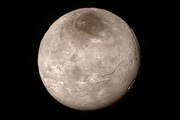На цветных фотографиях, полученных НАСА, запечатлены ледяные горы Плутона, покрытые азотом и метаном. В дальнейшем зонд New Horizons должен сделать еще массу снимков Харона и других объектов в расположенном там поясе Койпера