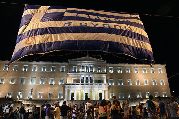 Заметим, что подавляющее большинство протестующих составляли отнюдь не радикалы, в частности, на улицы Афин вышли бюджетные служащие, недовольные тем, что соглашение со странами еврозоны грозит обширными сокращениями в греческом госсекторе.<br>
Напомним, что подписанные в Брюсселе соглашения о помощи Греции (выделение от 82 до 86 млрд евро в течение трех лет) подразумевают введение Афинами режима экономии, включающего в том числе повышение НДС и корпоративного налога для небольших компаний, фермерского налога, повышение пенсионного возраста до 67 лет. Кроме того, Афины обязуются провести «жесткие структурные реформы национальной экономики», в том числе массовую приватизацию на сумму порядка 50 млрд евро (половина из этих средств пойдет на рекапитализацию банков)