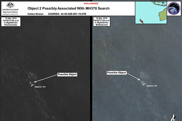 Австралийское управление морской безопасности (AMSA), объявившее об обнаружении обломков, опубликовало фотографии, на которых запечатлены объекты на фоне океана