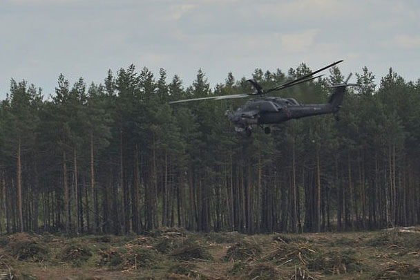 Как сообщают очевидцы, вертолет Ми-28Y неожиданно накренился и стал падать. При столкновении с землей машина загорелась