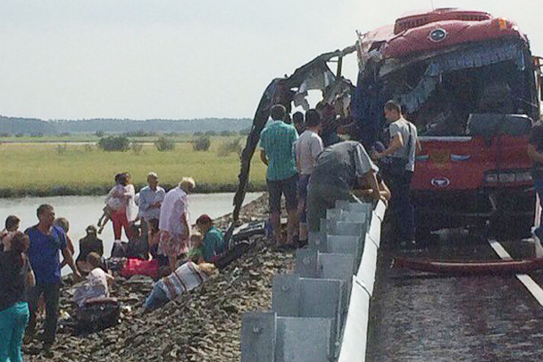 Спасатели разрезают искореженные автобусы, чтобы достать пострадавших
