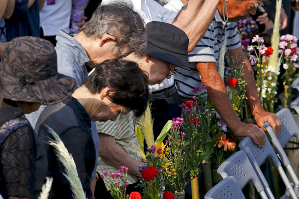 Жители Хиросимы ежегодно 6 августа приходят в Парк мира, чтобы возложить цветы и поставить свечи в память об усопших. Почти каждый житель этого города потерял родственников во время бомбардировки 70-летней давности 