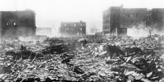 В августе 1945 года американские пилоты сбросили атомные бомбы на Хиросиму и Нагасаки. В результате бессмысленных ударов погибло более 250 тысяч человек, в основном мирные жители. Утром 6 августа 1945 года американский бомбардировщик Enola Gay сбросил на  Хиросиму атомную бомбу «Малыш». Три дня спустя, 9 августа 1945-го, атомная бомба «Толстяк» была сброшена на город Нагасаки с бомбардировщика Bockscar. Так выглядел город Хиросима сразу после бомбежки