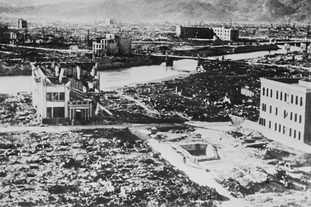Развалины Хиросимы после того, как авиация США впервые в истории применила ядерное оружие