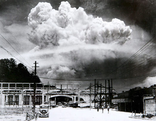 Ядерный гриб над Нагасаки после применения атомной бомбы США навсегда запомнился тем, кому повезло выжить