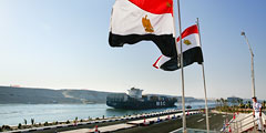 Египет отметил открытие нового Суэцкого канала как национальный праздник.  Проект канала, утвержденный президентом Абделем Фаттахом ас-Сиси, должен помочь стабилизировать экономическое положение страны, находящейся в тяжелой ситуации из-за потрясений последних лет. Египтяне ждут от нового Суэцкого канала чуда и восхваляют президента ас-Сиси