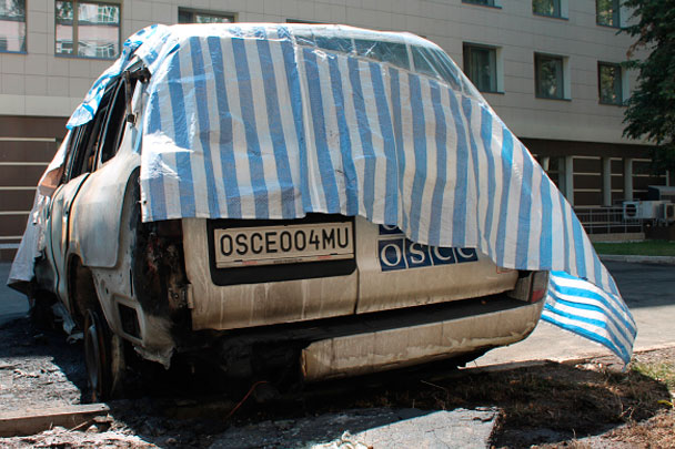 По словам Дениса Пушилина, из-за поджога бронеавтомобилей наблюдатели СММ ОБСЕ не смогли выехать в подвергающуюся обстрелам с украинской стороны Горловку, что привело к жертвам среди мирного населения