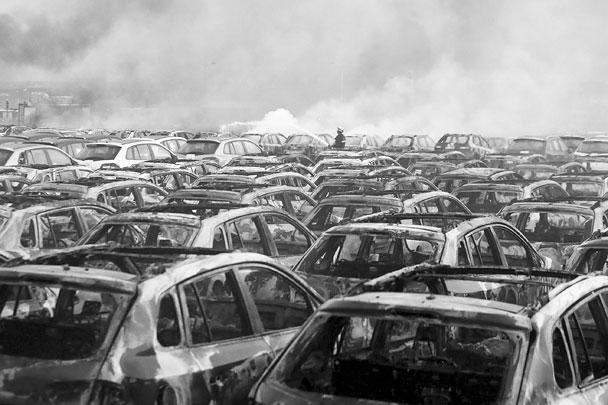 Повреждено более тысячи автомобилей