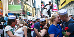 В Нью-Йорке на центральной площади Таймс-сквер в субботу собрались сотни пар, чтобы повторить знаменитый поцелуй моряка и медсестры, запечатленный фотографом Альфредом Эйзенштадтом в день победы над Японией