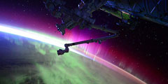 Американский астронавт Скот Келли опубликовал сделанный с орбиты удивительной красоты снимок северного сияния. Снимок интересен тем, что сделан буквально за несколько секунд до восхода солнца