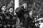 На военной форме появился новый знак, похожий на символ украинской галицкой армии. Он есть и на краповом берете отрядов специального назначения&#160;(фото: facebook.com/president.gov.ua)