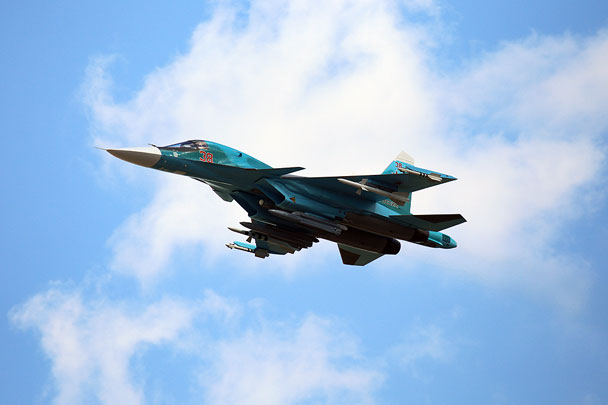 Впервые участвует в летном показе на МАКСе строевой многофункциональный истребитель-бомбардировщик Су-34 ВВС России с подвешенными вооружениями
