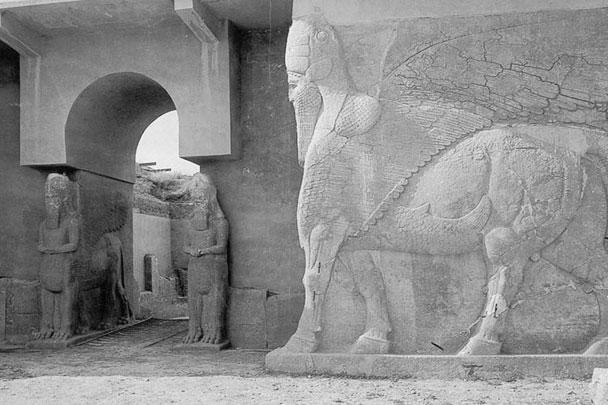 В марте исламисты бульдозерами срыли руины строений и оставшиеся статуи древнего ассирийского города Нимруд (XIII век до н. э.)
