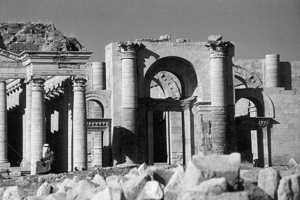 То, что сохранилось до 2015 года от древнего города Хатра (III век до н. э.), в марте уничтожено боевиками