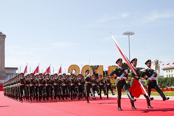В параде в общей сложности приняли участие около 12 тыс. военнослужащих, из которых около тысячи представляли иностранные государства