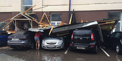 В результате урагана, обрушившегося в понедельник на Казань, пострадали около 20 человек. Сильный ветер, в частности, обрушил на людей крышу автобусной остановки. Также стихия снесла кровли нескольких десятков домов, повалила почти тысячу деревьев и повредила более 200 автомобилей