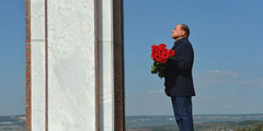 Экс-премьер-министр Италии Сильвио Берлускони приехал в Крым. Перед встречей с президентом России Владимиром Путиным он возложил цветы у мемориала в честь погибших в Крымской войне солдат Сардинского королевства