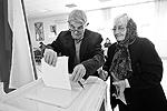 В Оренбурге местные жители на избирательном участке на № 1093 выбирают депутатов Оренбургского городского совета&#160;(фото: Сергей Медведев/ТАСС)