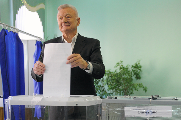 Губернатор Рязанской области Олег Ковалев пришел на избирательный участок № 1023, чтобы отдать свой голос на выборах депутатов городской думы