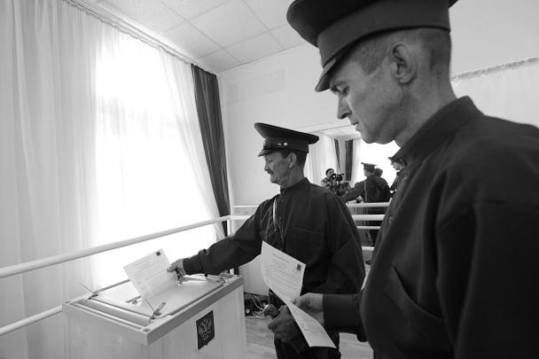 Жители поселка Койсуг в Ростовской области выбирают губернатора. Напомним, что претендуют на этот пост в 2015 году пять кандидатов