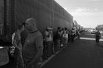 Автомобили не могут пересечь границу из-за перекрытой трассы&#160;(фото: Денис Петров/РИА "Новости")