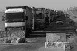 На пунктах пропуска скопились сотни грузовиков&#160;(фото: Evgeniy Maloletka/AP/ТАСС)