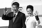 Председатель КНР Си Цзиньпин прибыл в США со своей супругой Пэн Лиюань. Недельный визит начался в американском Сиэтле, где прошли встречи с представителями бизнеса и власти. Си Цзиньпин затронул важные вопросы взаимоотношений Китая и США. Встречи прошли в конструктивной обстановке, но были и несогласные с приездом китайского лидера&#160;(фото: David Ryder/Reuters)