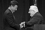 Си Цзиньпин встретился с рядом известных американских политиков, например с бывшим советником по национальной безопасности Генри Киссинжером&#160;(фото: Jason Redmond/Reuters)