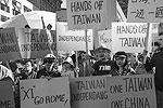 В Сиэтле Си Цзиньпина ждали не только официальные лица. Около ста человек вышли здесь на демонстрацию против притеснения прав человека в Китае. Демонстранты держали плакаты «Си, возвращайся домой», «Руки прочь от Тайвани» и другие&#160;(фото: David Ryder/Reuters)