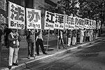 С протестом вышли и последователи религиозного течения Фалуньгун, которые подвергаются преследованиям в Китае. 25 человек встали напротив отеля, где Си Цзиньпин должен был выступать&#160;(фото: David Ryder/Reuters)